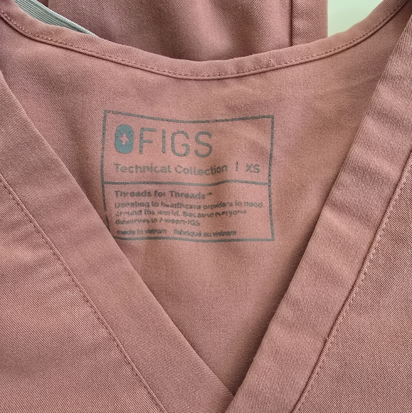 Figs Scrub Catarina One Pocket Top & Zamora High Waisted Jogger Mauve - Picture 5 of 6